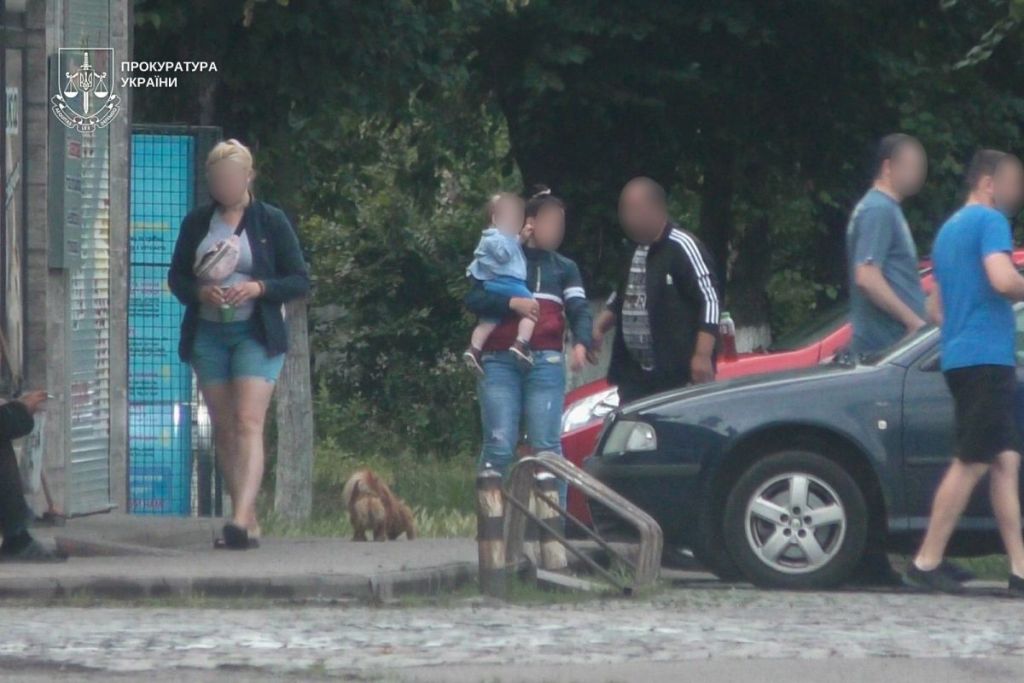 Намагався продати 11-місячного малюка в Іспанію за $25 тисяч: на Закарпатті засудили ексвихователя інтернату(фото) Намагався продати 11-місячного малюка в Іспанію за $25 тисяч: на Закарпатті засудили ексвихователя інтернату(фото)