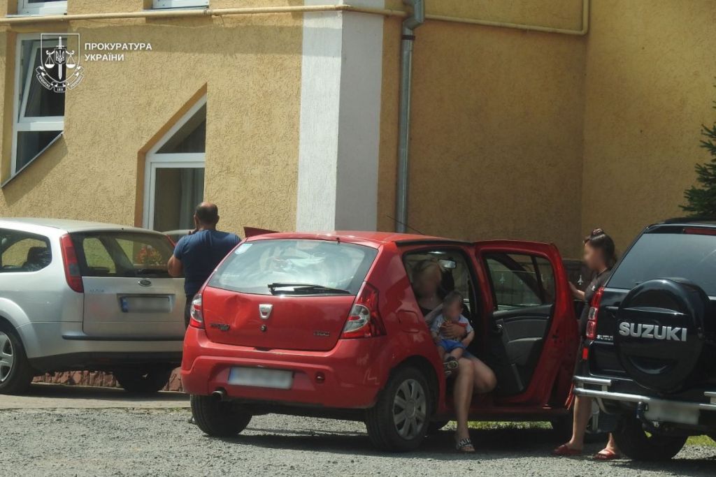Намагався продати 11-місячного малюка в Іспанію за $25 тисяч: на Закарпатті засудили ексвихователя інтернату(фото) Намагався продати 11-місячного малюка в Іспанію за $25 тисяч: на Закарпатті засудили ексвихователя інтернату(фото)