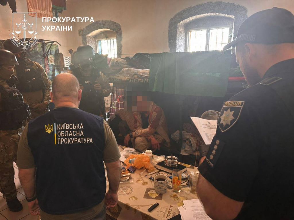 Наркотики у посилках: на Київщині викрили банду, яка постачала метадон до СІЗО(фото) Наркотики у посилках: на Київщині викрили банду, яка постачала метадон до СІЗО(фото)
