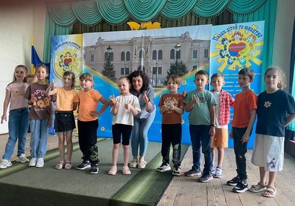 Палац дітей та юнацтва зустрічав гостей із табору «Kids Club «Веселка»(фото, відео) Палац дітей та юнацтва зустрічав гостей із табору «Kids Club «Веселка»(фото, відео)