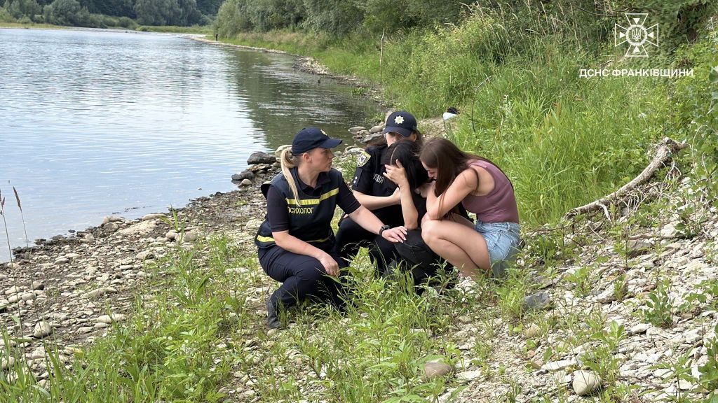 Трагедія на Івано-Франківщині: рятувальники знайшли тіло зниклого підлітка(фото) Трагедія на Івано-Франківщині: рятувальники знайшли тіло зниклого підлітка(фото)