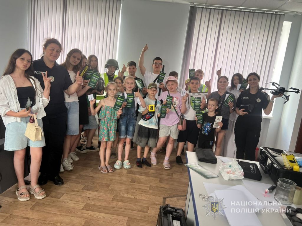 Поліцейські Одещини запросили школярів на екскурсії до підрозділів поліції Поліцейські Одещини запросили школярів на екскурсії до підрозділів поліції