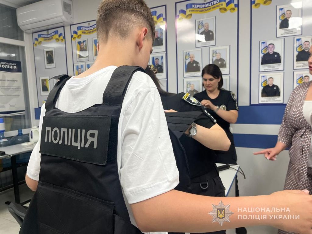 Поліцейські Одещини запросили школярів на екскурсії до підрозділів поліції Поліцейські Одещини запросили школярів на екскурсії до підрозділів поліції