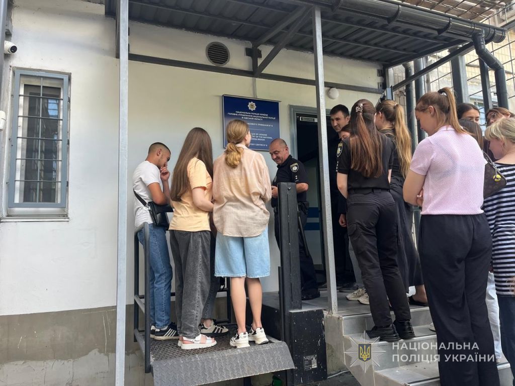 Поліцейські Одещини запросили школярів на екскурсії до підрозділів поліції Поліцейські Одещини запросили школярів на екскурсії до підрозділів поліції