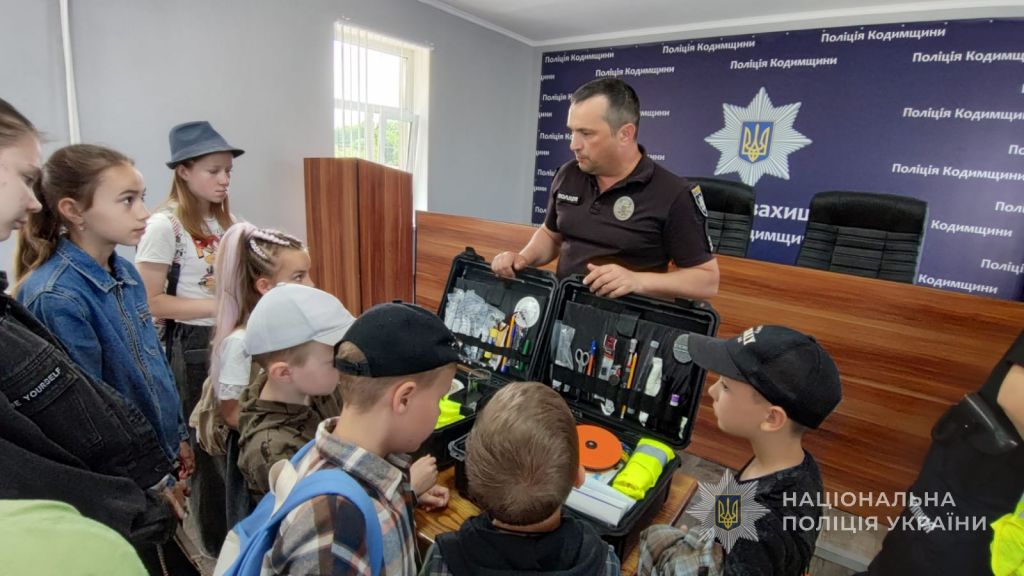 Поліцейські Одещини запросили школярів на екскурсії до підрозділів поліції Поліцейські Одещини запросили школярів на екскурсії до підрозділів поліції
