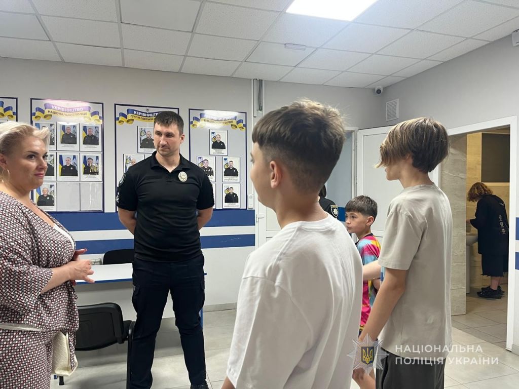 Поліцейські Одещини запросили школярів на екскурсії до підрозділів поліції Поліцейські Одещини запросили школярів на екскурсії до підрозділів поліції
