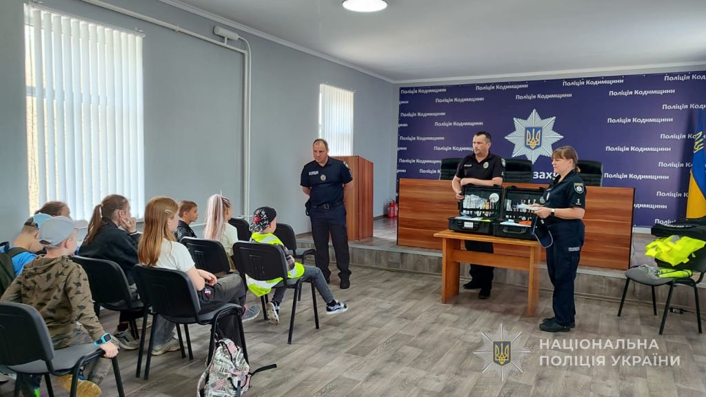 Поліцейські Одещини запросили школярів на екскурсії до підрозділів поліції Поліцейські Одещини запросили школярів на екскурсії до підрозділів поліції