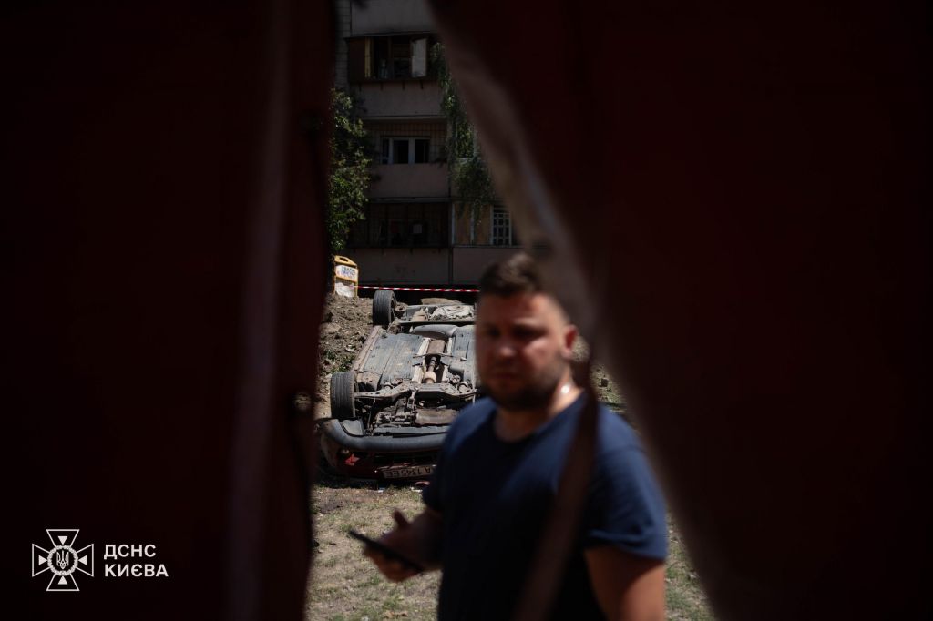 Удар по Києву: кількість жертв збільшилася, рятувальні роботи тривають(фото) Удар по Києву: кількість жертв збільшилася, рятувальні роботи тривають(фото)