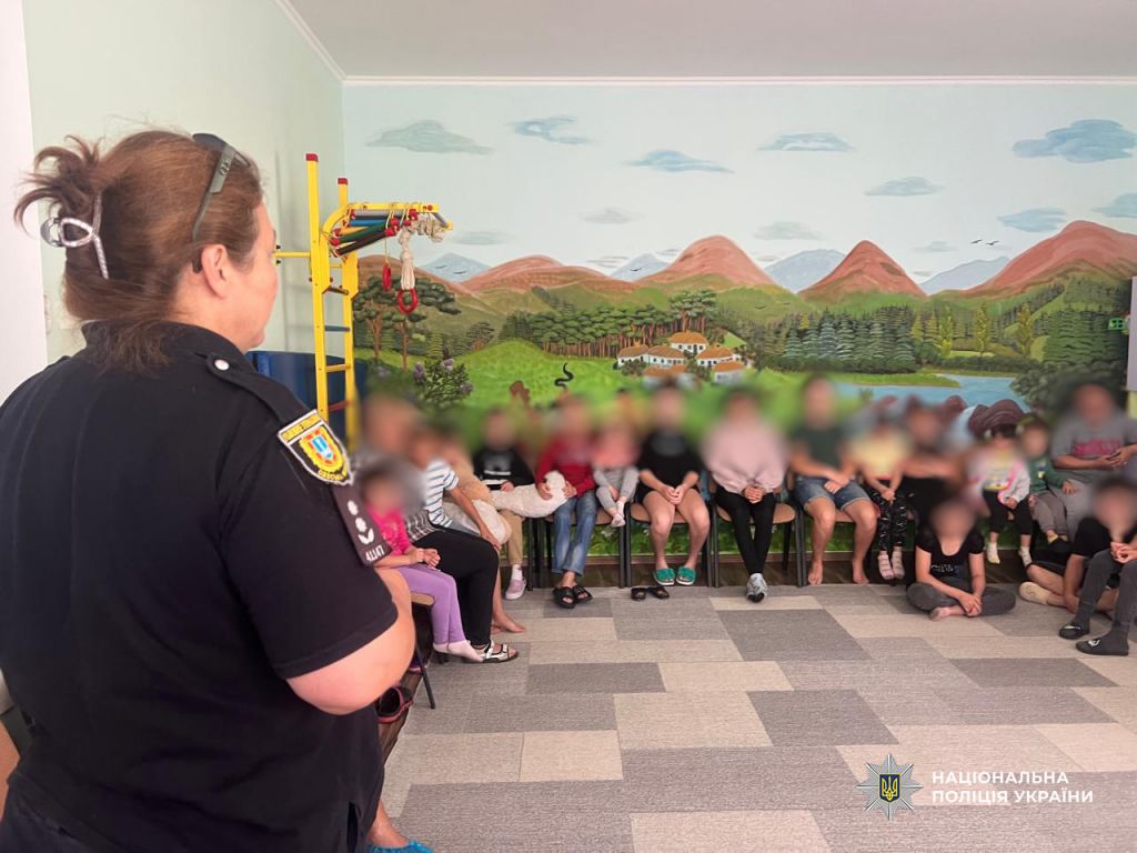 На Одещині поліцейські та волонтери відвідали дитячий притулок і провели захід із протидії булінгу На Одещині поліцейські та волонтери відвідали дитячий притулок і провели захід із протидії булінгу