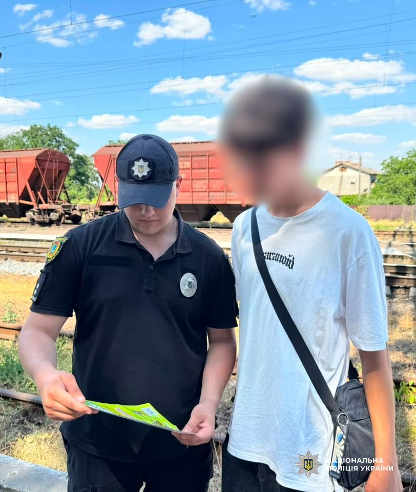 На Березівщині поліцейські нагадали дітям про небезпеку зачепінгу та правила безпеки на залізниці На Березівщині поліцейські нагадали дітям про небезпеку зачепінгу та правила безпеки на залізниці