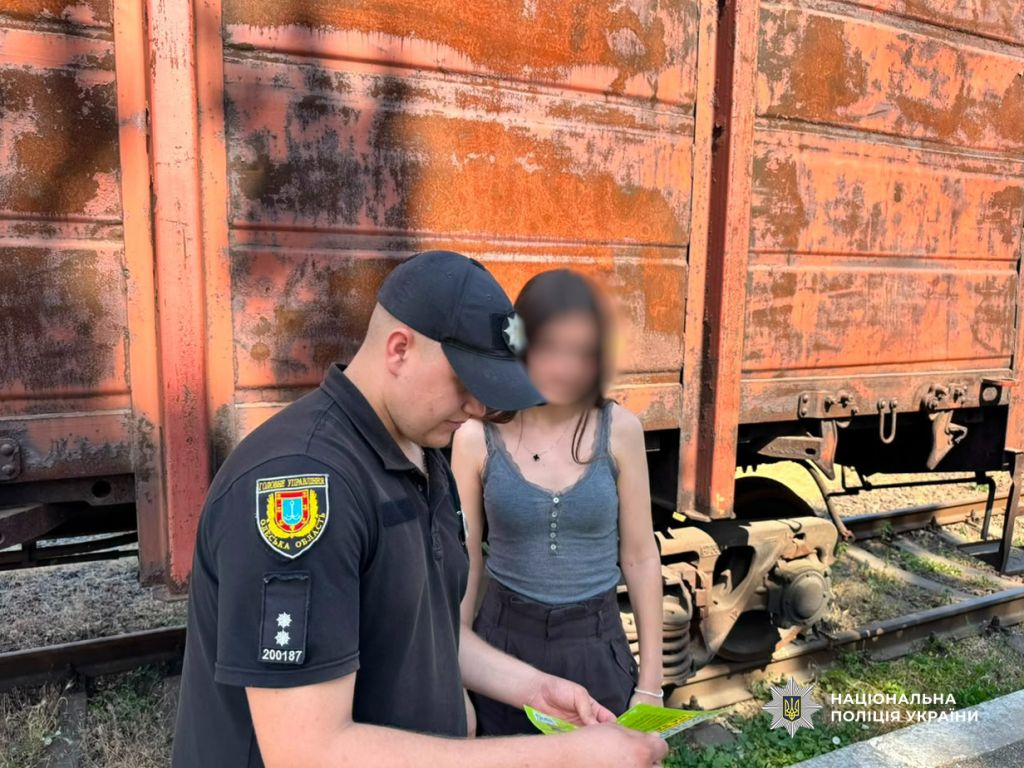 На Березівщині поліцейські нагадали дітям про небезпеку зачепінгу та правила безпеки на залізниці На Березівщині поліцейські нагадали дітям про небезпеку зачепінгу та правила безпеки на залізниці