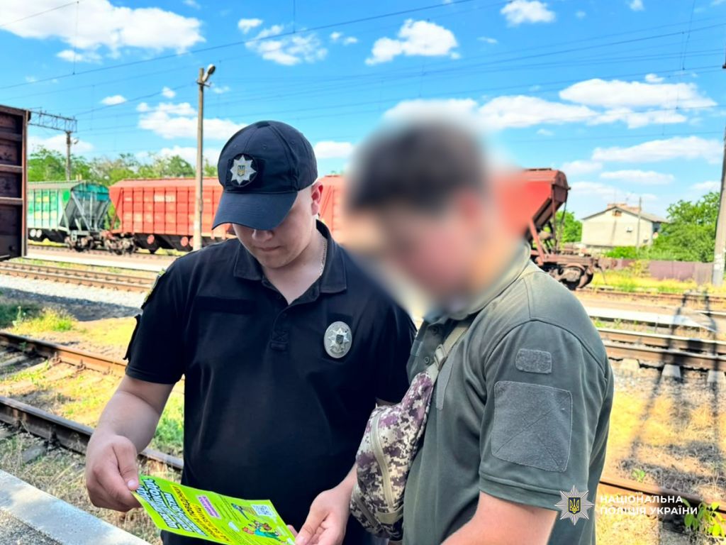 На Березівщині поліцейські нагадали дітям про небезпеку зачепінгу та правила безпеки на залізниці На Березівщині поліцейські нагадали дітям про небезпеку зачепінгу та правила безпеки на залізниці