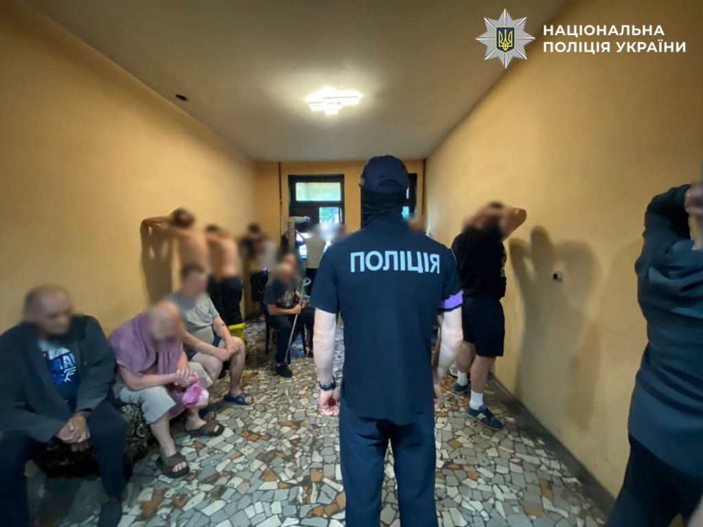 "Похоронні вінки" під дверима та вимагання: поліція знищила злочинну вертикаль у Криворізькій колонії(фото) "Похоронні вінки" під дверима та вимагання: поліція знищила злочинну вертикаль у Криворізькій колонії(фото)