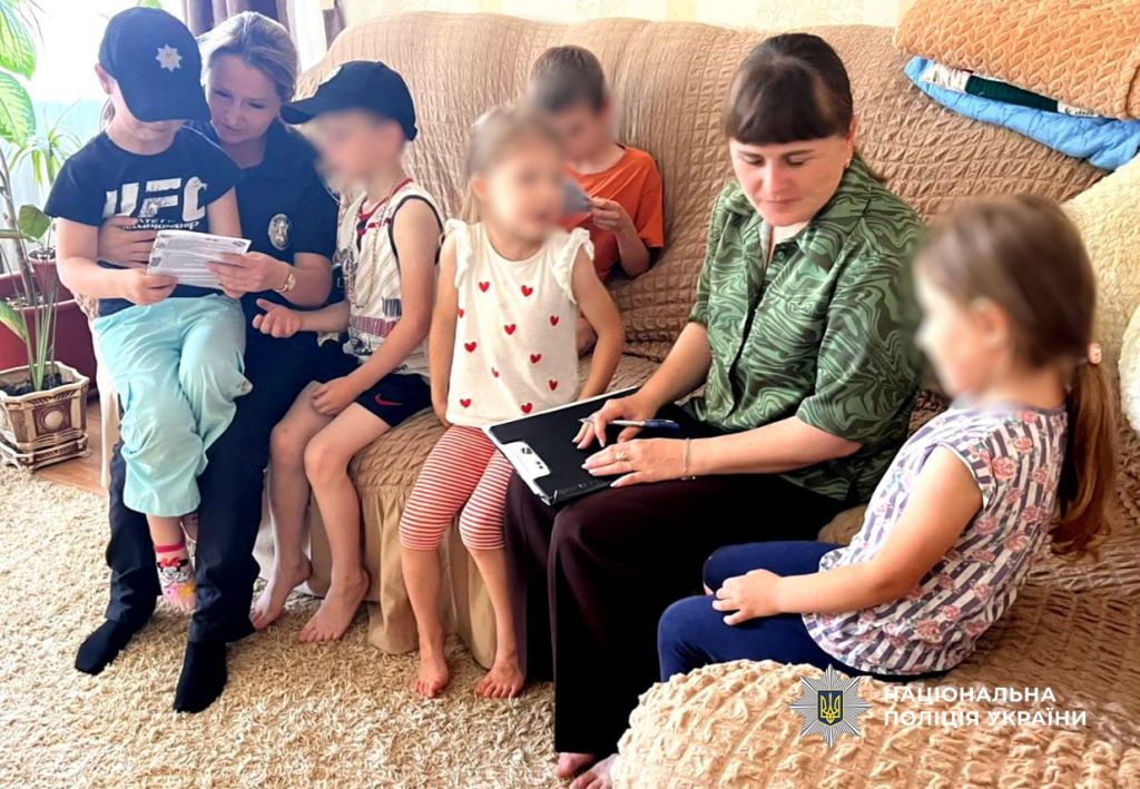 Поліцейські Одещини продовжують відвідувати родини з дітьми, які опинилися у складних життєвих обставинах Поліцейські Одещини продовжують відвідувати родини з дітьми, які опинилися у складних життєвих обставинах