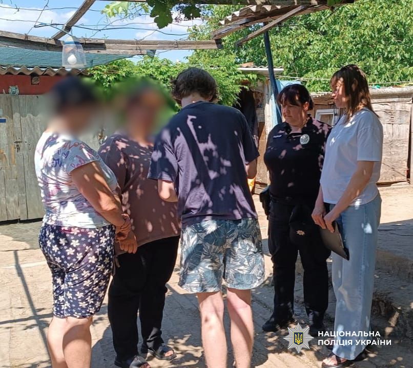 Поліцейські Одещини продовжують відвідувати родини з дітьми, які опинилися у складних життєвих обставинах Поліцейські Одещини продовжують відвідувати родини з дітьми, які опинилися у складних життєвих обставинах