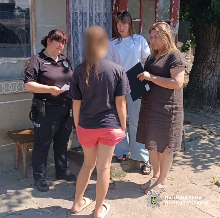 Поліцейські Одещини продовжують відвідувати родини з дітьми, які опинилися у складних життєвих обставинах Поліцейські Одещини продовжують відвідувати родини з дітьми, які опинилися у складних життєвих обставинах