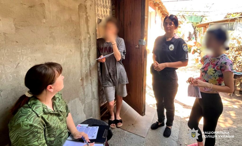 Поліцейські Одещини продовжують відвідувати родини з дітьми, які опинилися у складних життєвих обставинах Поліцейські Одещини продовжують відвідувати родини з дітьми, які опинилися у складних життєвих обставинах