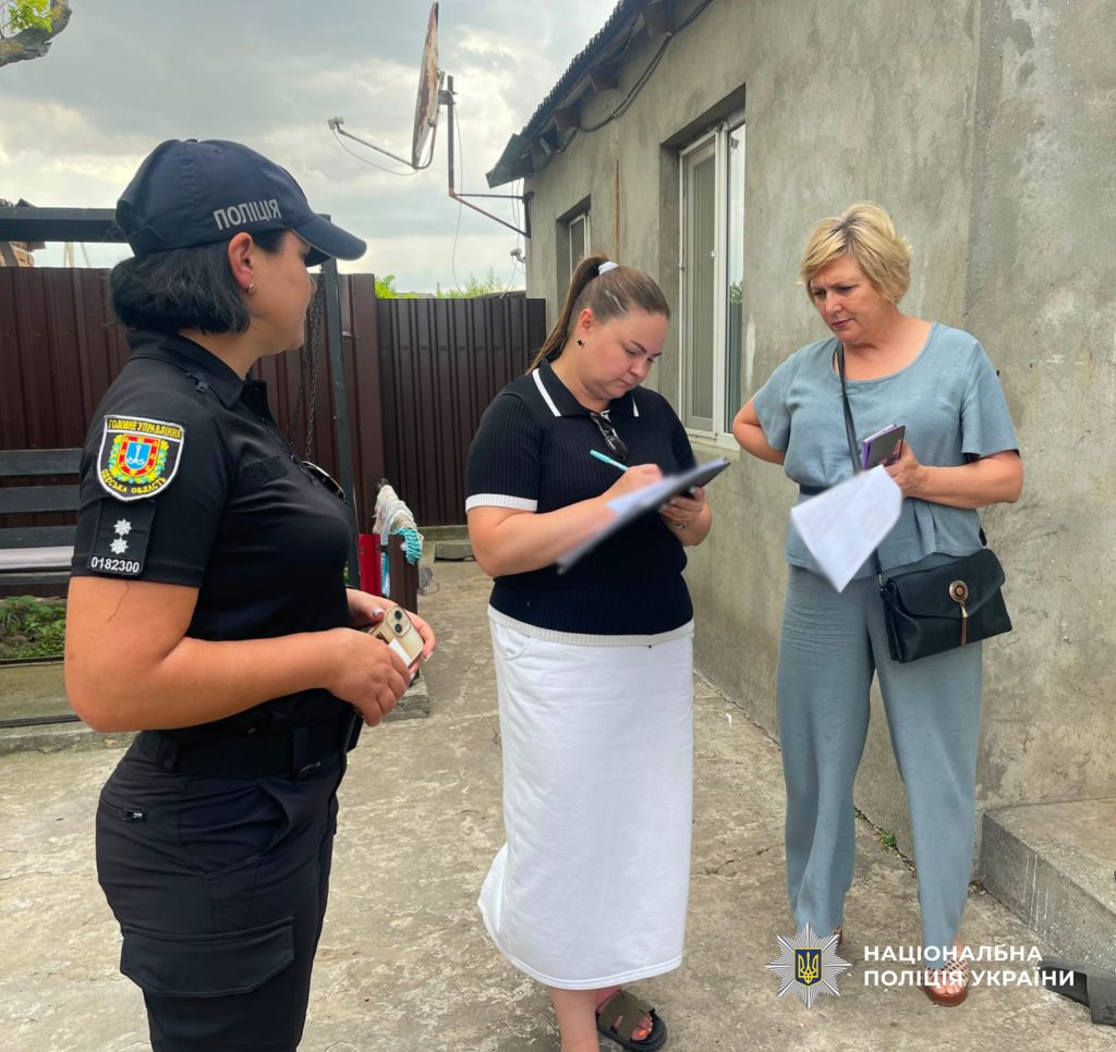 Поліцейські Одещини продовжують відвідувати родини з дітьми, які опинилися у складних життєвих обставинах Поліцейські Одещини продовжують відвідувати родини з дітьми, які опинилися у складних життєвих обставинах