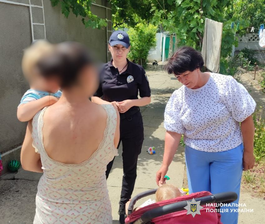 Поліцейські Одещини продовжують відвідувати родини з дітьми, які опинилися у складних життєвих обставинах Поліцейські Одещини продовжують відвідувати родини з дітьми, які опинилися у складних життєвих обставинах