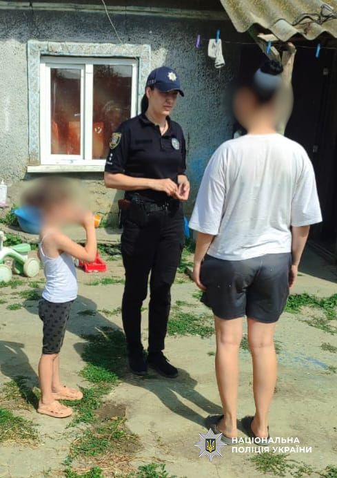 Поліцейські Одещини продовжують відвідувати родини з дітьми, які опинилися у складних життєвих обставинах Поліцейські Одещини продовжують відвідувати родини з дітьми, які опинилися у складних життєвих обставинах