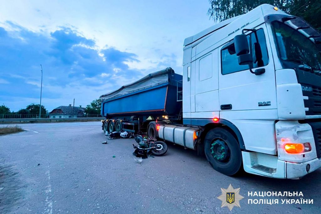 На Рівненщині підлітки на мотоциклах влетіли у вантажівку, є постраждалі На Рівненщині підлітки на мотоциклах влетіли у вантажівку, є постраждалі