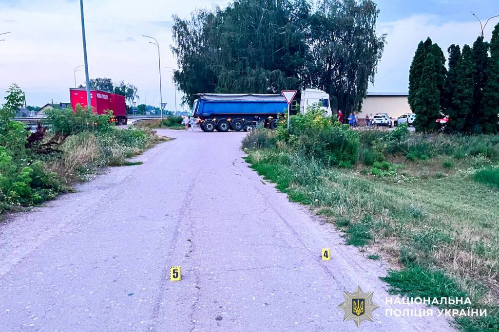 На Рівненщині підлітки на мотоциклах влетіли у вантажівку, є постраждалі На Рівненщині підлітки на мотоциклах влетіли у вантажівку, є постраждалі