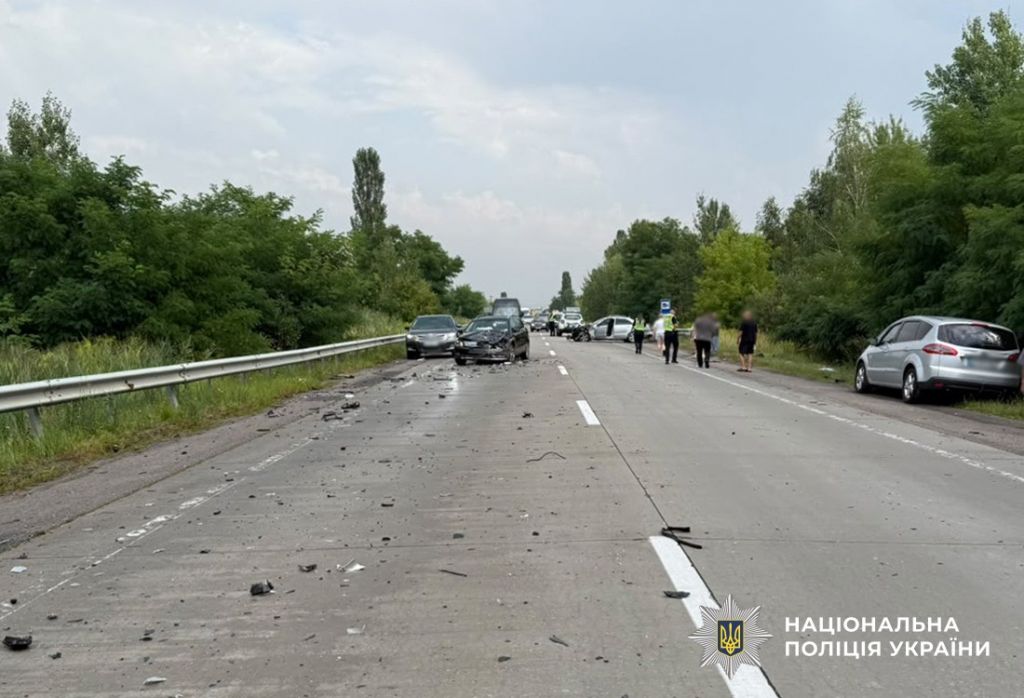 Зіткнення трьох авто на Житомирщині: семеро травмованих, серед них – двоє дітей(фото) Зіткнення трьох авто на Житомирщині: семеро травмованих, серед них – двоє дітей(фото)