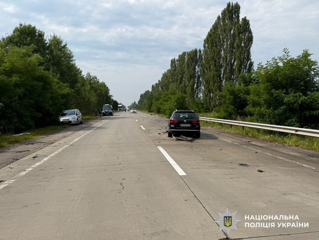 Зіткнення трьох авто на Житомирщині: семеро травмованих, серед них – двоє дітей(фото) Зіткнення трьох авто на Житомирщині: семеро травмованих, серед них – двоє дітей(фото)