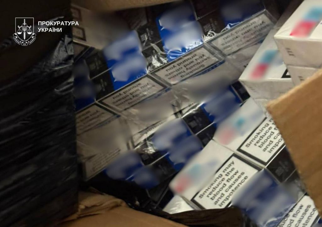 148 тис. пачок цигарок і понад 1,7 тис. літрів спиртової продукції: у Києві викрили підпільний цех(фото) 148 тис. пачок цигарок і понад 1,7 тис. літрів спиртової продукції: у Києві викрили підпільний цех(фото)