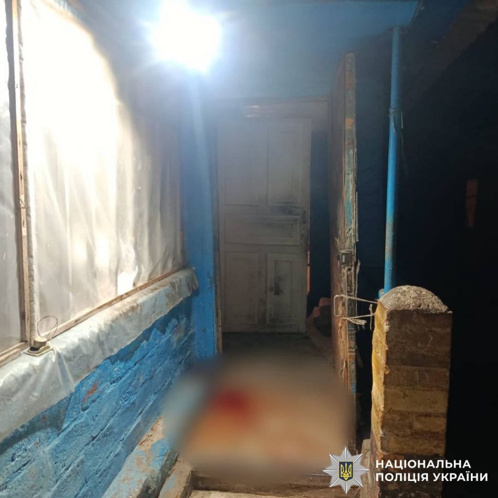 Криваве застілля на Харківщині: пенсіонер під час сварки пирнув ножем у живіт власного сина Криваве застілля на Харківщині: пенсіонер під час сварки пирнув ножем у живіт власного сина