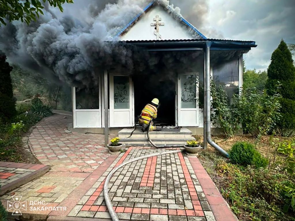 На Закарпатті сталася масштабна пожежа на території монастирського скиту(фото) На Закарпатті сталася масштабна пожежа на території монастирського скиту(фото)