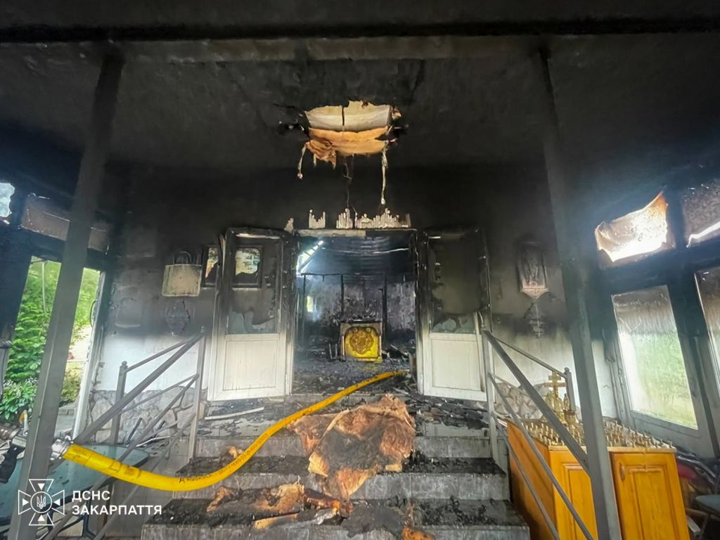 На Закарпатті сталася масштабна пожежа на території монастирського скиту(фото) На Закарпатті сталася масштабна пожежа на території монастирського скиту(фото)