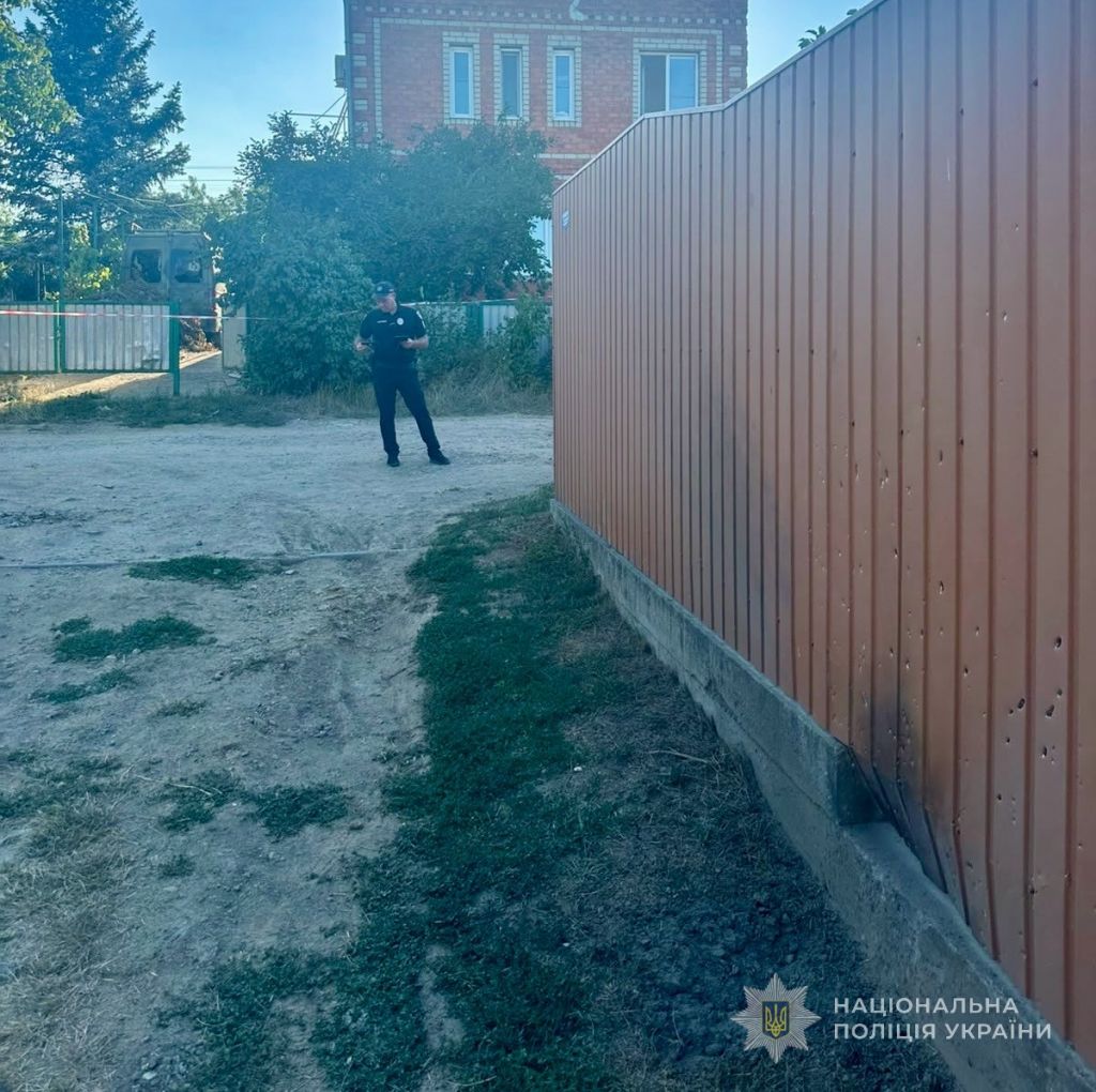 На Одещині поліцейські затримали жінку, яка кинула гранати на подвір’я сусідів(фото) На Одещині поліцейські затримали жінку, яка кинула гранати на подвір’я сусідів(фото)