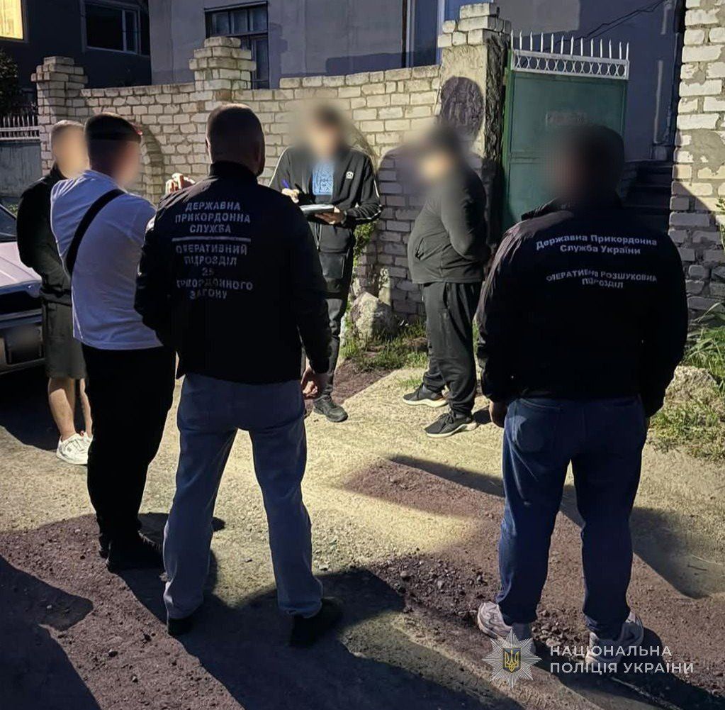 Втеча до Молдови за 8 тисяч євро: на Одещині перед судом постануть двоє чоловіків(фото) Втеча до Молдови за 8 тисяч євро: на Одещині перед судом постануть двоє чоловіків(фото)