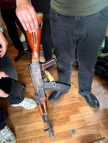 Автомат, гранати, тротил і канабіс: на Одещині військовий зберігав удома небезпечні «трофеї»(фото) Автомат, гранати, тротил і канабіс: на Одещині військовий зберігав удома небезпечні «трофеї»(фото)