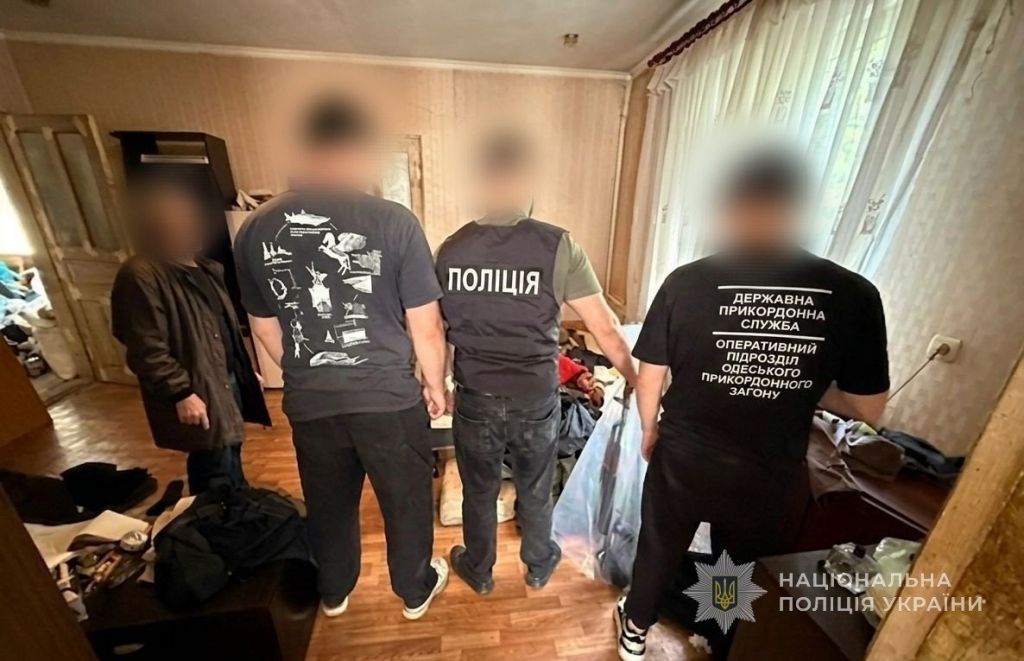 Автомат, гранати, тротил і канабіс: на Одещині військовий зберігав удома небезпечні «трофеї»(фото) Автомат, гранати, тротил і канабіс: на Одещині військовий зберігав удома небезпечні «трофеї»(фото)