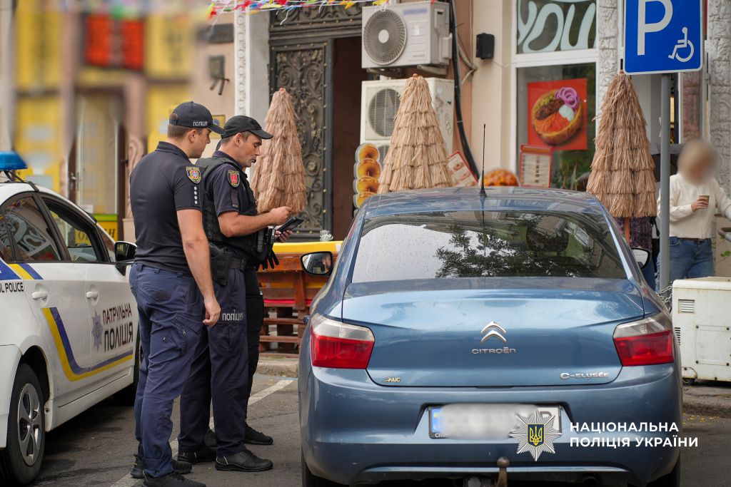 В Одесі поліцейські вчергове перевірили дотримання водіями правил паркування на місцях для людей з інвалідністю В Одесі поліцейські вчергове перевірили дотримання водіями правил паркування на місцях для людей з інвалідністю