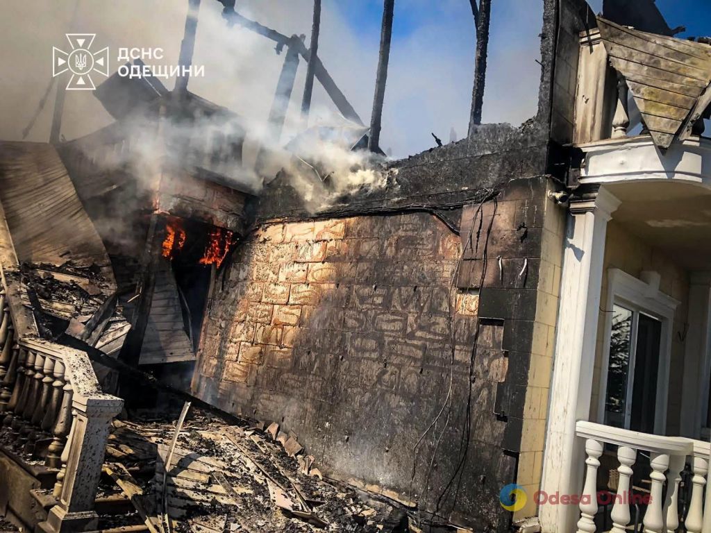 У Кароліно-Бугазі горів триповерховий житловий будинок(фото) У Кароліно-Бугазі горів триповерховий житловий будинок(фото)