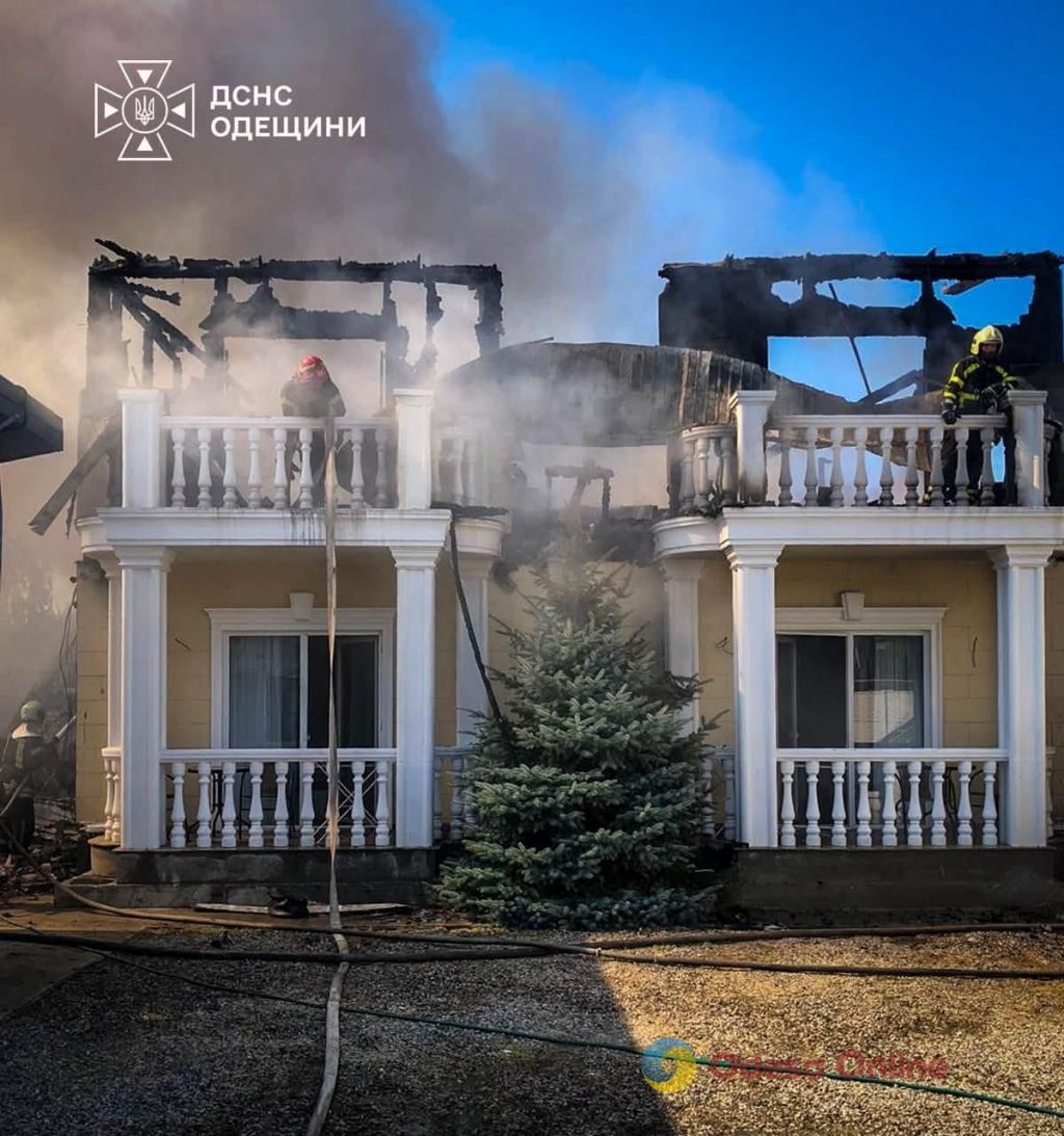 У Кароліно-Бугазі горів триповерховий житловий будинок(фото) У Кароліно-Бугазі горів триповерховий житловий будинок(фото)