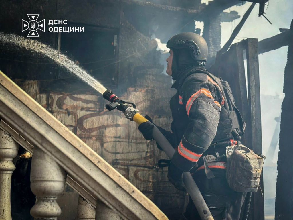 У Кароліно-Бугазі горів триповерховий житловий будинок(фото) У Кароліно-Бугазі горів триповерховий житловий будинок(фото)