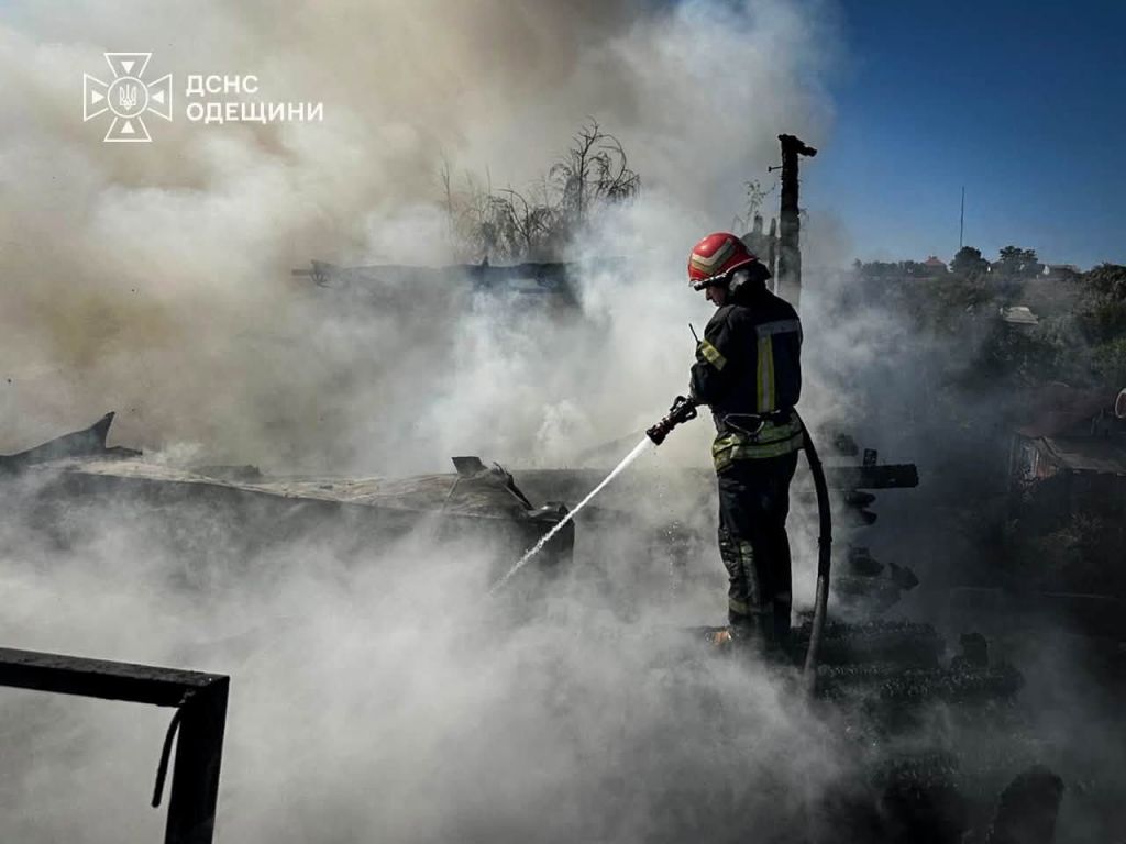 У Кароліно-Бугазі горів триповерховий житловий будинок(фото) У Кароліно-Бугазі горів триповерховий житловий будинок(фото)