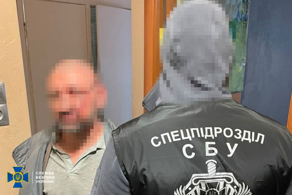 Ховався вдома та передавав координати РФ: у Харкові затримали інформатора(фото) Ховався вдома та передавав координати РФ: у Харкові затримали інформатора(фото)
