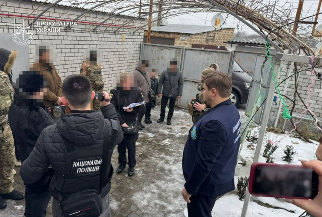 Саджали на ланцюг, били та тримали на хлібі й воді: у Дніпрі судитимуть батьків-вихователів за катування 6 дітей(фото) Саджали на ланцюг, били та тримали на хлібі й воді: у Дніпрі судитимуть батьків-вихователів за катування 6 дітей(фото)