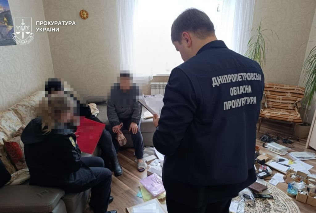 Саджали на ланцюг, били та тримали на хлібі й воді: у Дніпрі судитимуть батьків-вихователів за катування 6 дітей(фото) Саджали на ланцюг, били та тримали на хлібі й воді: у Дніпрі судитимуть батьків-вихователів за катування 6 дітей(фото)