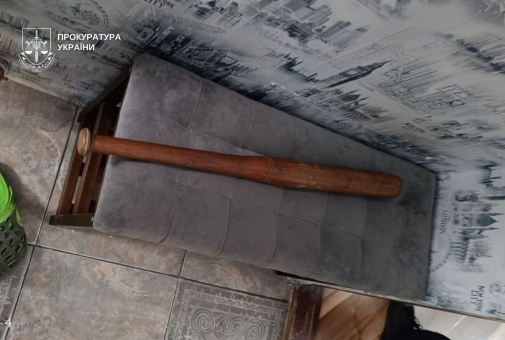 Саджали на ланцюг, били та тримали на хлібі й воді: у Дніпрі судитимуть батьків-вихователів за катування 6 дітей(фото) Саджали на ланцюг, били та тримали на хлібі й воді: у Дніпрі судитимуть батьків-вихователів за катування 6 дітей(фото)