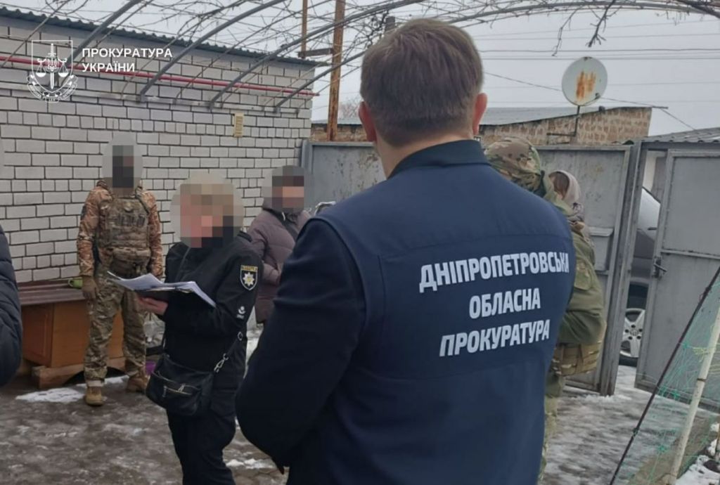 Саджали на ланцюг, били та тримали на хлібі й воді: у Дніпрі судитимуть батьків-вихователів за катування 6 дітей(фото) Саджали на ланцюг, били та тримали на хлібі й воді: у Дніпрі судитимуть батьків-вихователів за катування 6 дітей(фото)