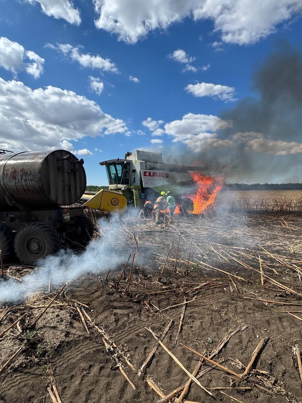 На Одещині під час збирання соняшника загорівся комбайн Claas(фото) На Одещині під час збирання соняшника загорівся комбайн Claas(фото)