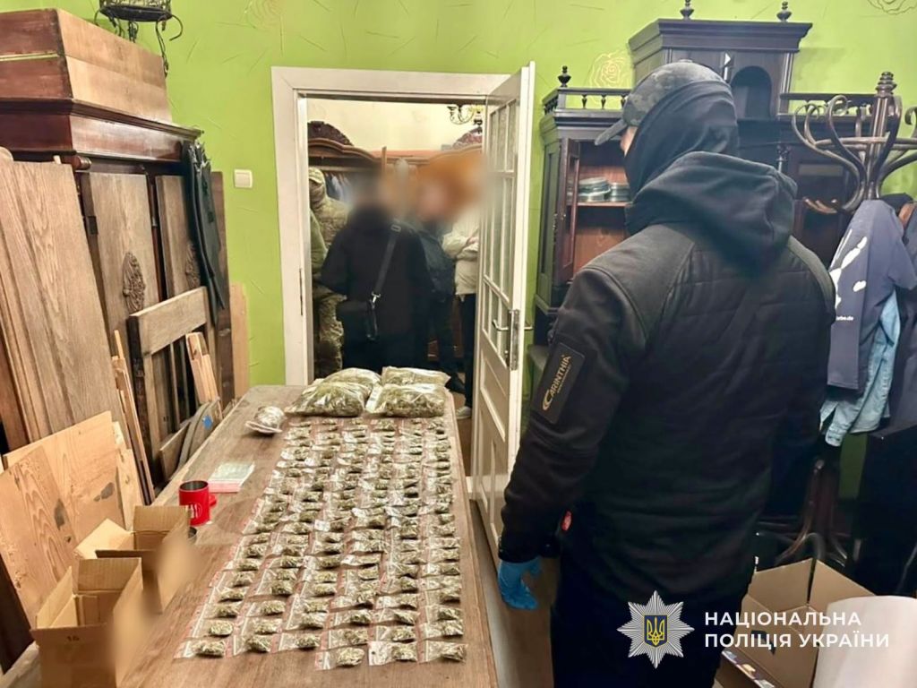 Понад 10 кг наркотиків і 670 тисяч грн: на Закарпатті викрили наркоугруповання(фото) Понад 10 кг наркотиків і 670 тисяч грн: на Закарпатті викрили наркоугруповання(фото)
