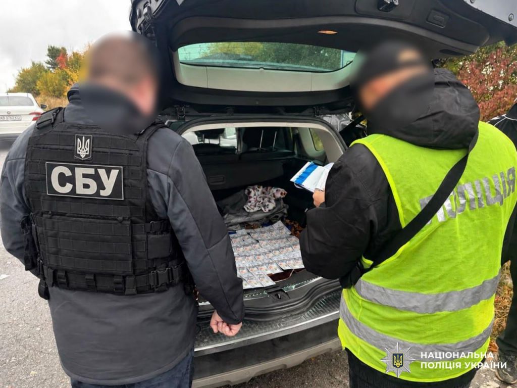 За виїзд за кордон брали до $10 тисяч: поліція викрила схеми(фото) За виїзд за кордон брали до $10 тисяч: поліція викрила схеми(фото)