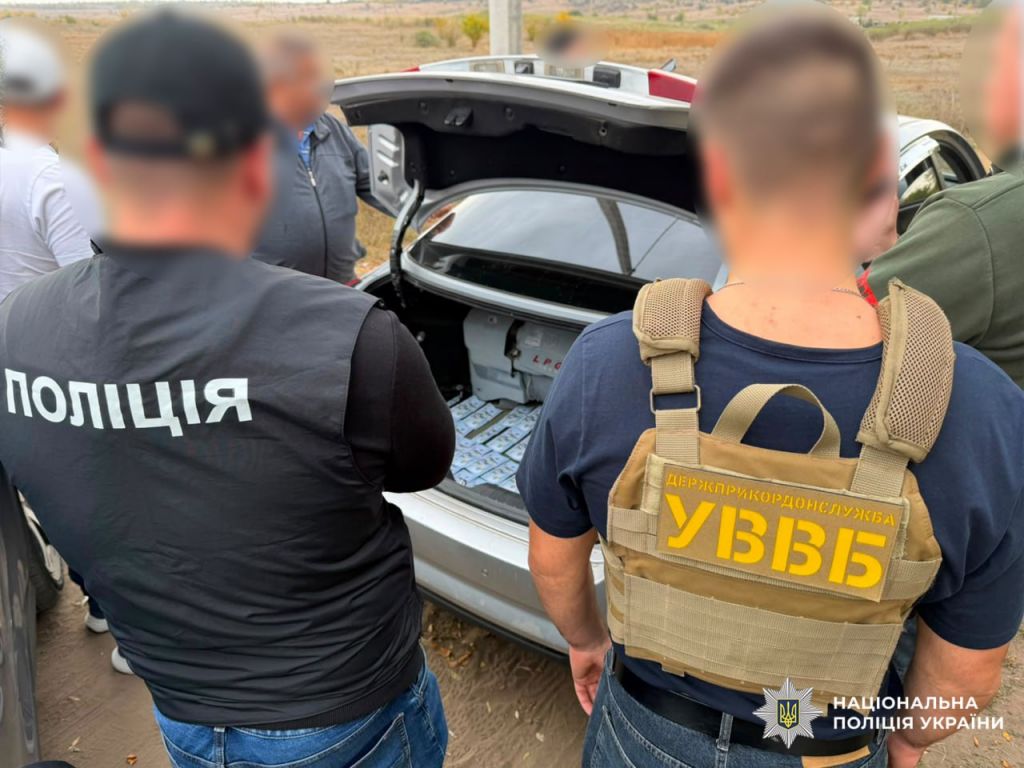 За виїзд за кордон брали до $10 тисяч: поліція викрила схеми(фото) За виїзд за кордон брали до $10 тисяч: поліція викрила схеми(фото)